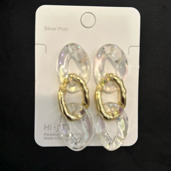 NWT-Chain Dangle Earrings in white and gold. - Picture 3 of 4